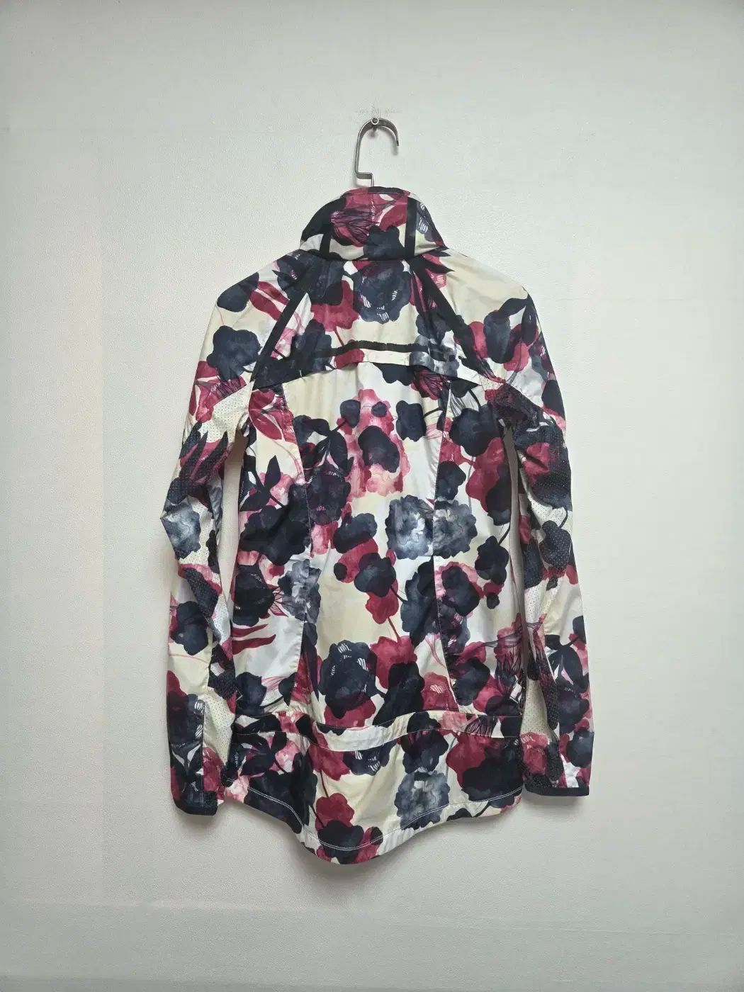 無駄がない lululemon ミスティ フローラル ウィンドブレーカー ジャケット XS 【驚きの価格が実現!】