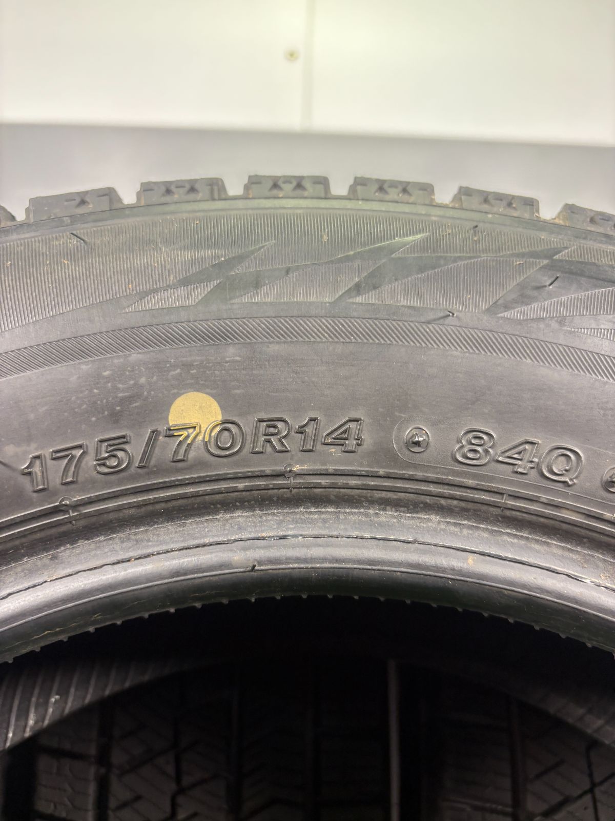 5。000円以上送料無料 175 70R14 ブリヂストン VRX2 4本 冬タイヤ スタッドレス TA627