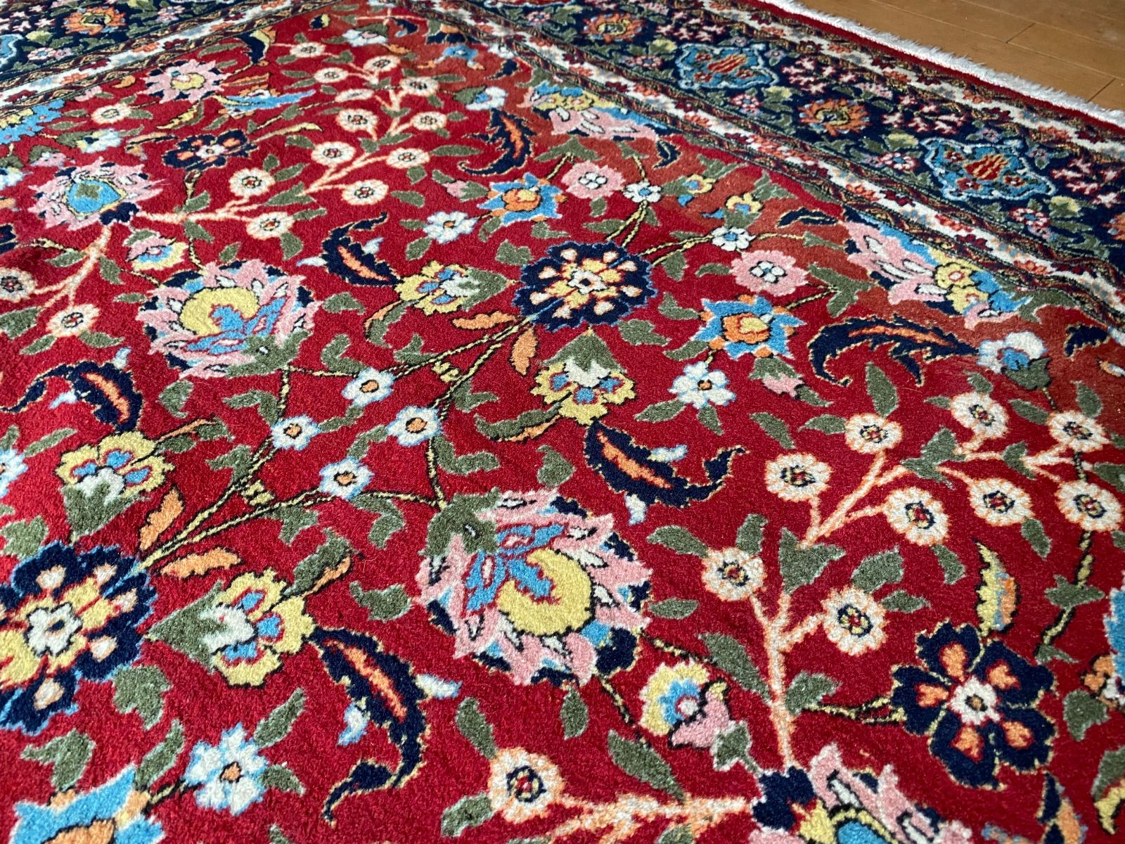 な掘り出し物ヴィンテージ1㎝に7目の細かさ新古品の手織へレケ絨毯見事なイズニック柄169×260 み