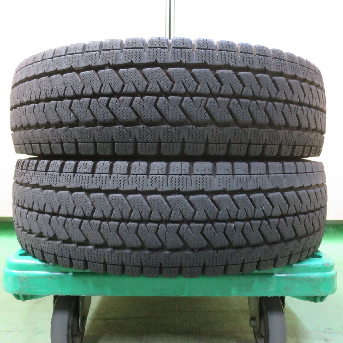 バリ溝 24年 9.5分 2本 スタッドレス 195 80R15 107 105N ブリヂストン ブリザック VL10 タイヤ 15インチ ハイエース キャラバン 等 5092205イスタ