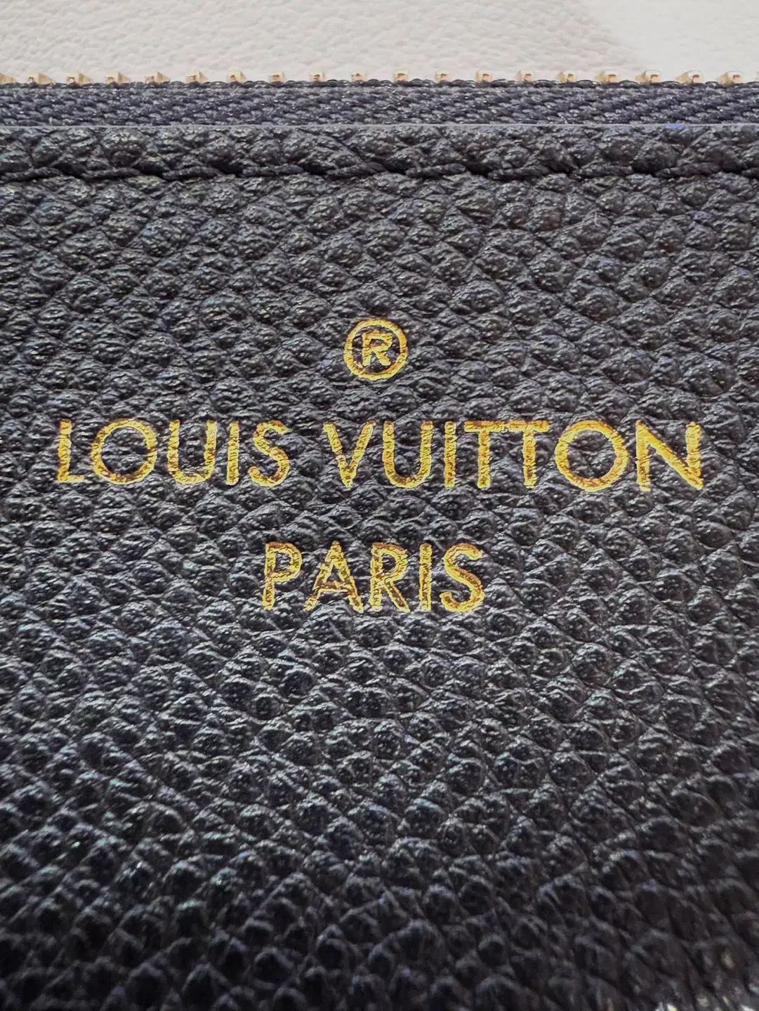 Louis Vuitton エンボス デイリー クラッチバッグ 内蔵チップ 展示商品級 M62937 DECORATOM_COM_BR
