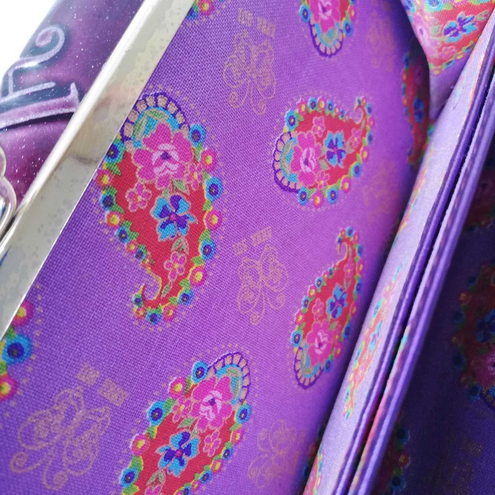 アナスイ【ANNA SUI】がま口の長財布ウォレット/パープル紫の型押し 