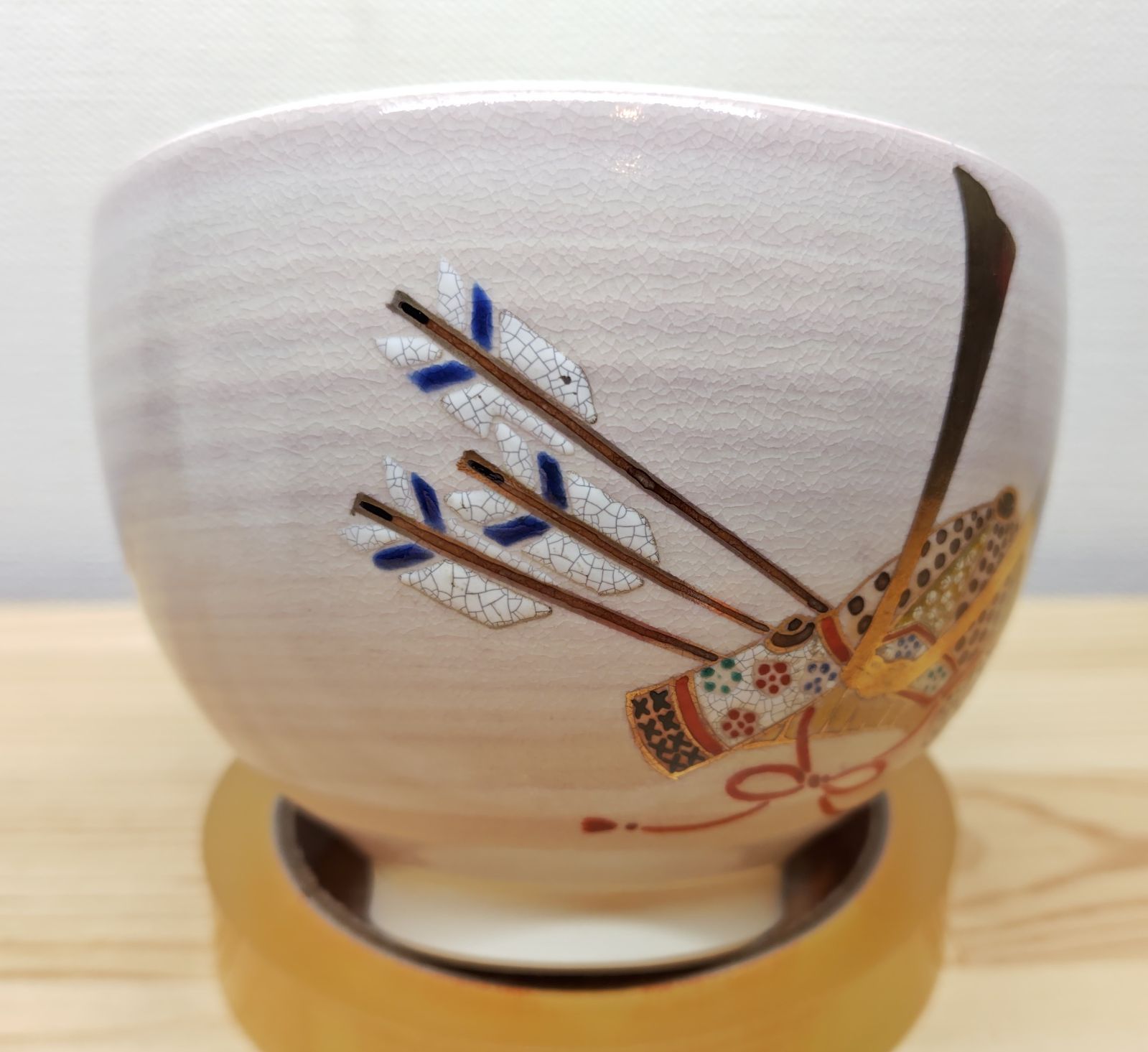 送料込【逢絢亭・新品】茶道具 茶碗 京焼 茶釉 兜の図 見谷福峰 紙箱入り 逢絢亭・新品】茶道具 茶碗 京焼 茶釉 兜の図 見谷福峰 紙箱入り