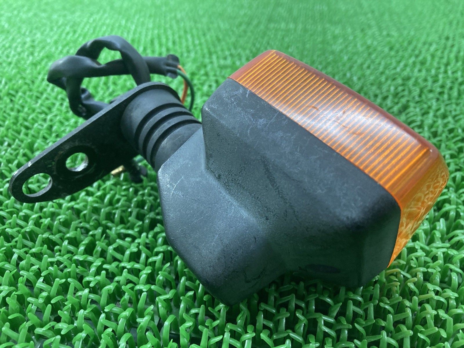 ナイトホーク250 リアウインカー 左 1400 ホンダ 純正 中古 バイク 部品 MC26 NIGHTHAWK250 ステー 荷掛けフック 割れ欠け無し 85