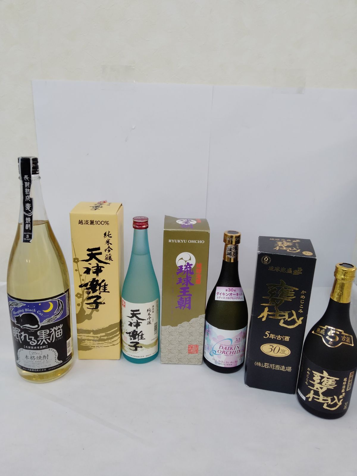 泡盛 日本酒 焼酎4点 琉球泡盛 琉球王朝 ダイキンオーキッド720ml 記念品 かめじこみ720ml 純米吟醸天神720ml 麦焼酎 眠れる黒猫1800ml