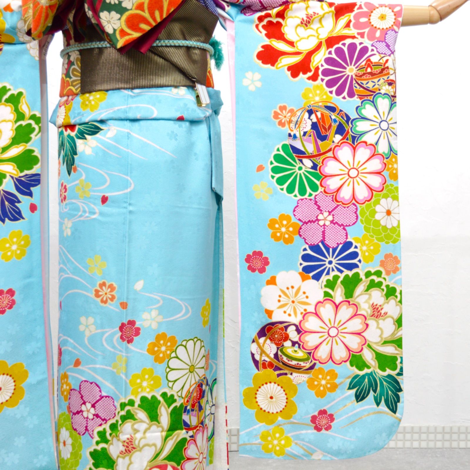 美品》正絹 振袖フルセット S〜Mサイズ 成人式 水色地 ポップ 個性的