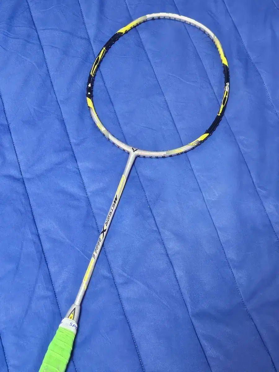 【品質保証書】 VICTOR ビクター メテオ x 2600 e バドミントン ラケット 华丽な