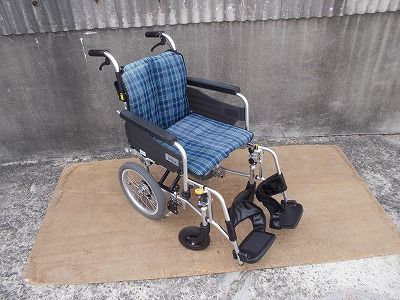 介助式車椅子スキット