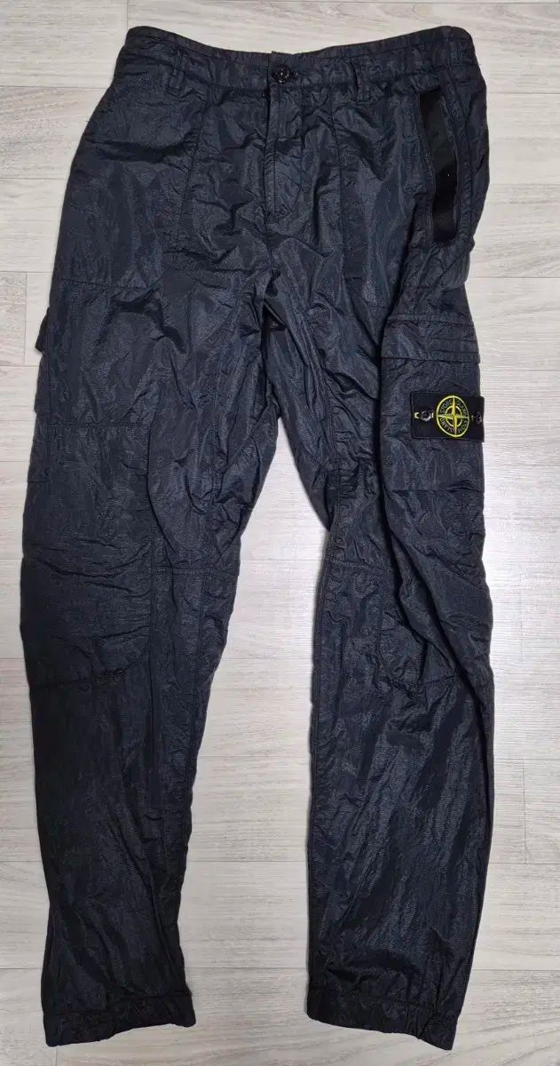 新品 23AW STONE  ナイロンパンツ W31 黒 新品 23AW STONE ISLAND ナイロンパンツ W31 黒