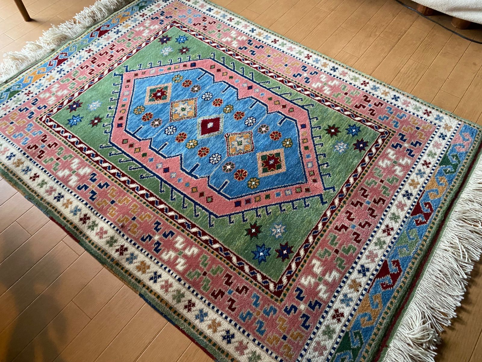 初めてのトルコ絨毯にもお勧め どんな家具にも合うエーゲ海沿いユントダ―のふわふわ絨毯 シュメル工房製コーカサス柄