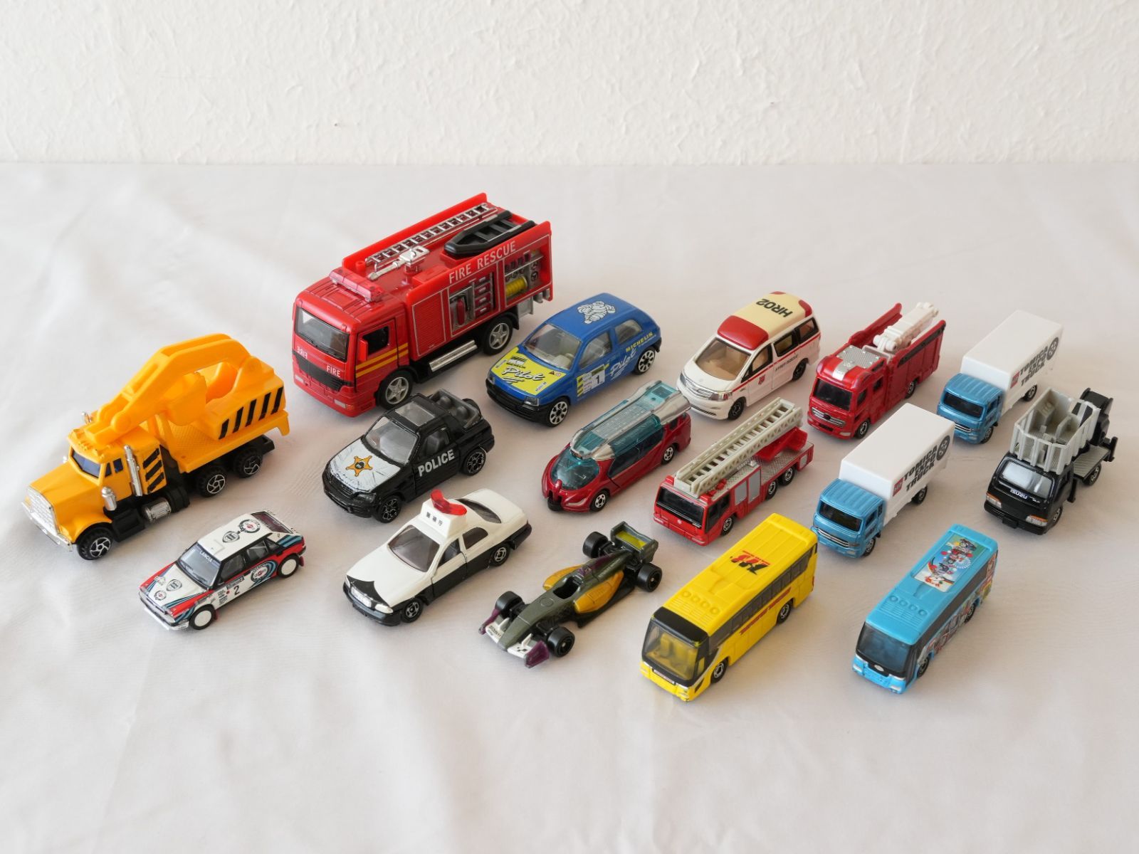 【美品】【希少】オシュコシュ 航空機用化学消防車 イエロー 箱無し ミニカー 美品】【希少】オシュコシュ 航空機用化学消防車 イエロー 箱