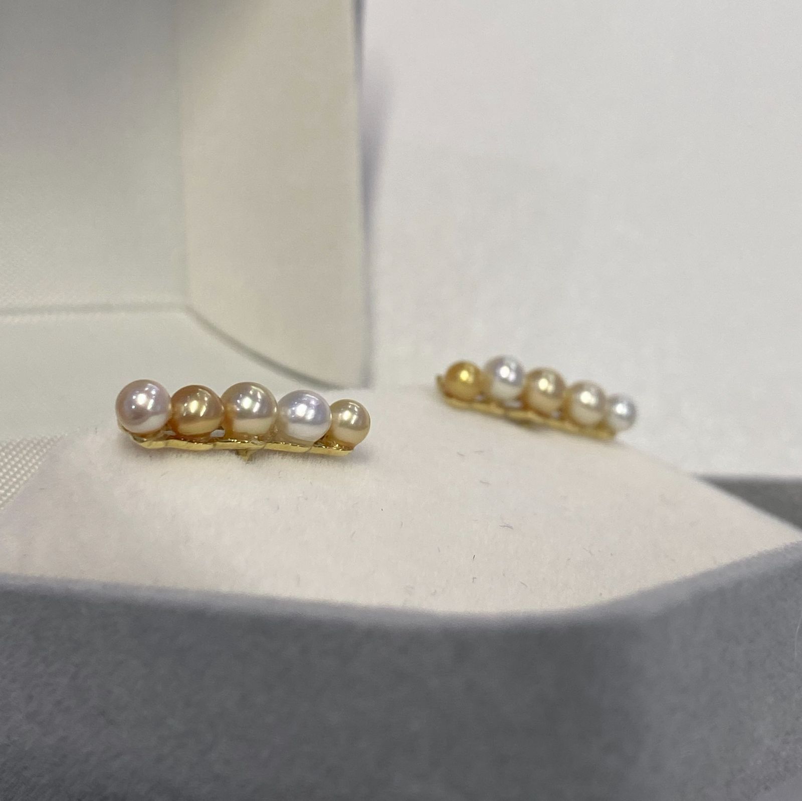 南洋白蝶真珠 ケシ 3-4mm テリ抜群 K18ピアス ダイヤモンド 個性
