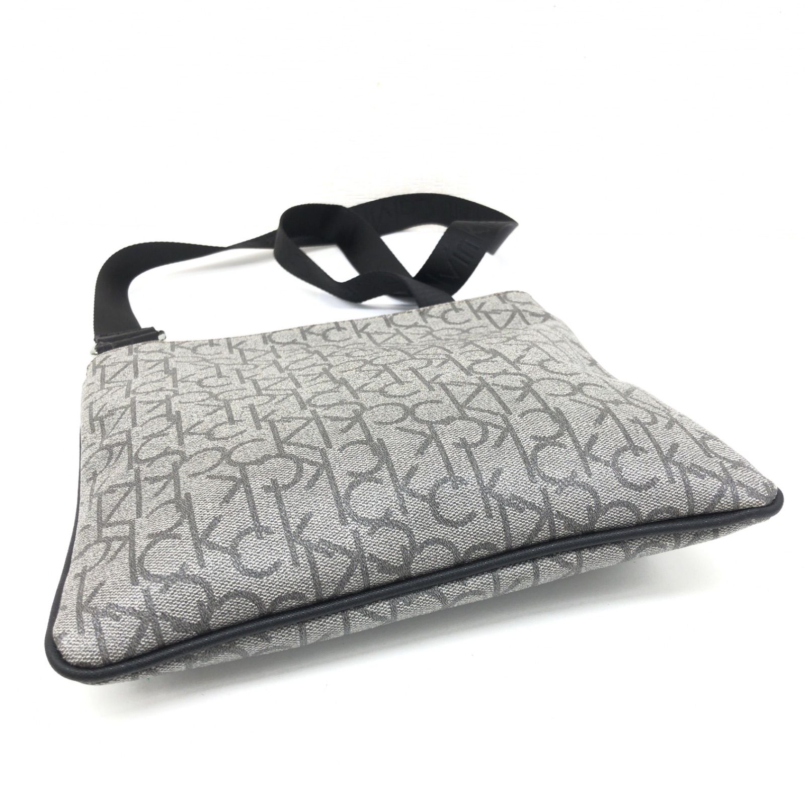 ○Calvin Klein カルバンクライン ロゴ総柄 PVC スリムショルダー 