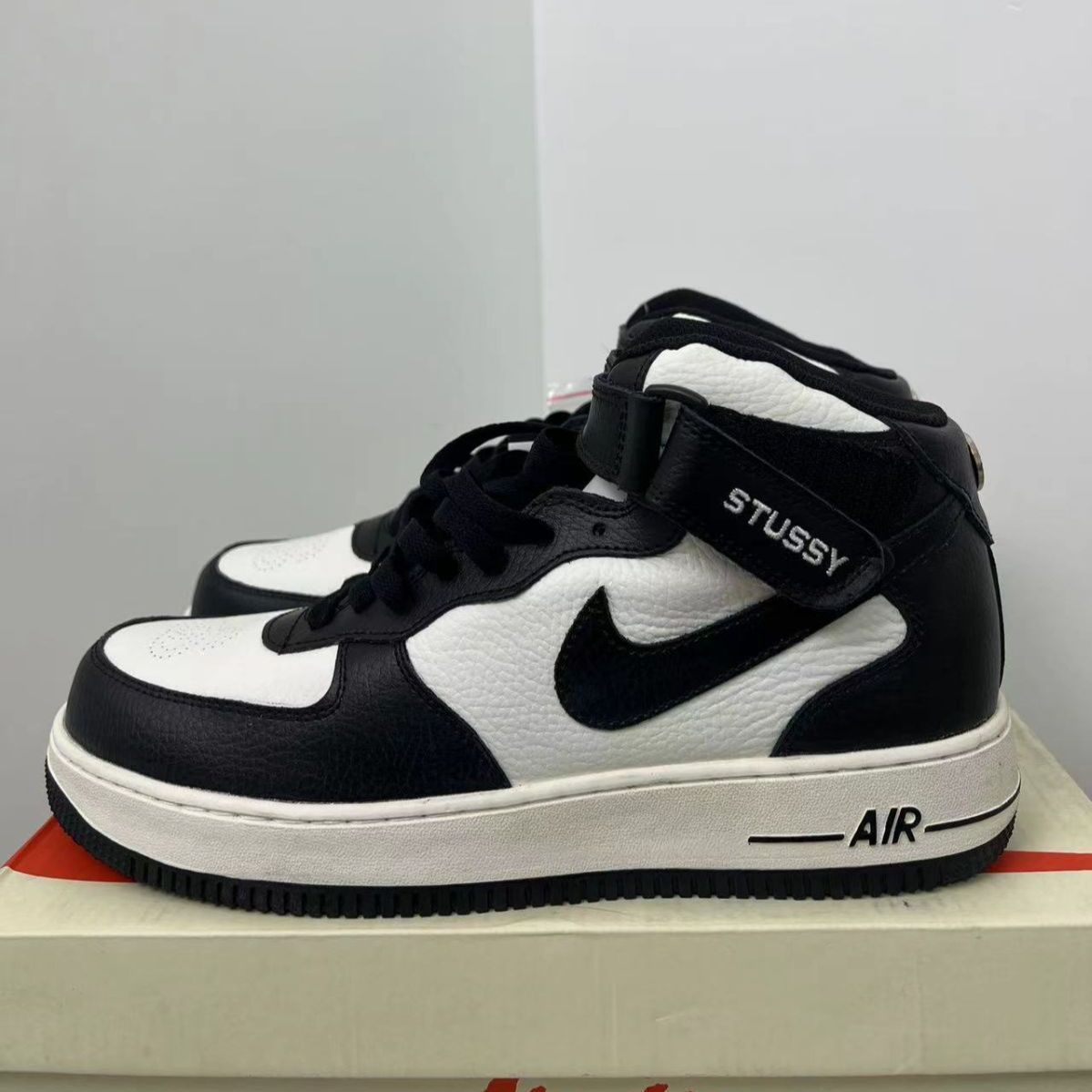 新品未使用 ナイキ Stussy x Nike Air Force 1 07 mid sp スニーカー