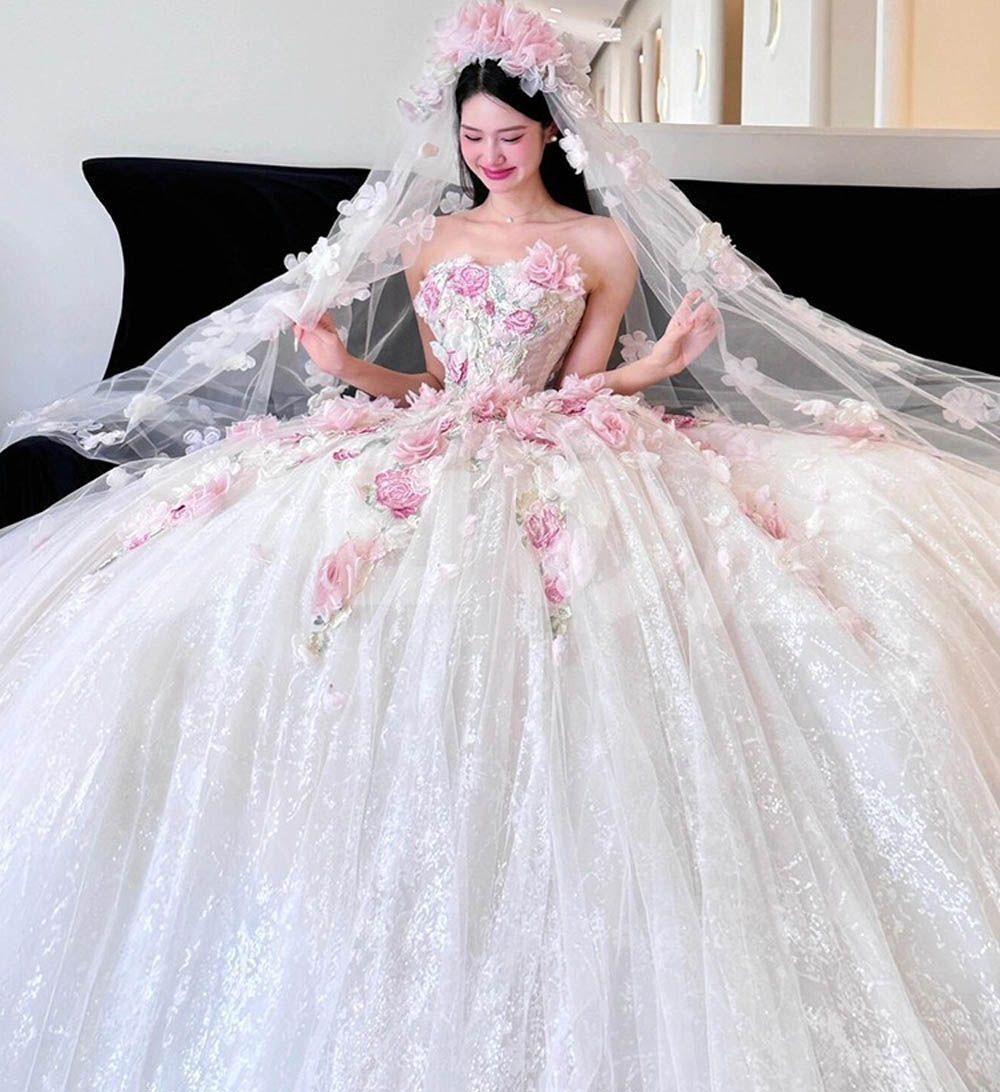 ♥ ウェディングドレス 花嫁 二次会 ウエディングドレス 結婚式 ロングドレス Aライン チュール レース ロングトレーン 小花レース 挙式 披露宴 ブライダル 編み上げ 大人