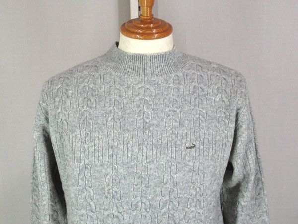 秋冬 クロコダイル ハイネックセーター|ニット 毛 ケーブル柄 クロコダイルマーク付 ライトグレー M L