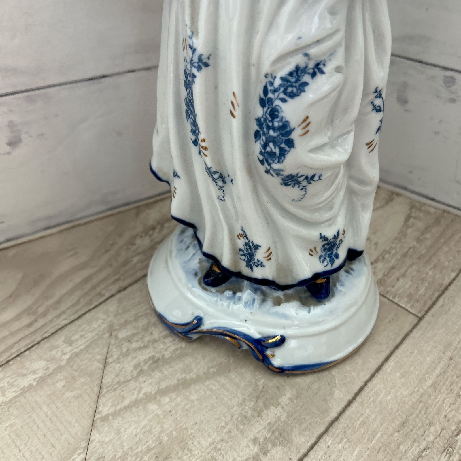 KPM ベルリン 陶磁器 ドイツアンティーク・西洋磁器 花カゴを持つ女の子 置物 KPM、ベルリン王立磁器製陶所、陶器人形、花籠を持つ女性 - メルカリ