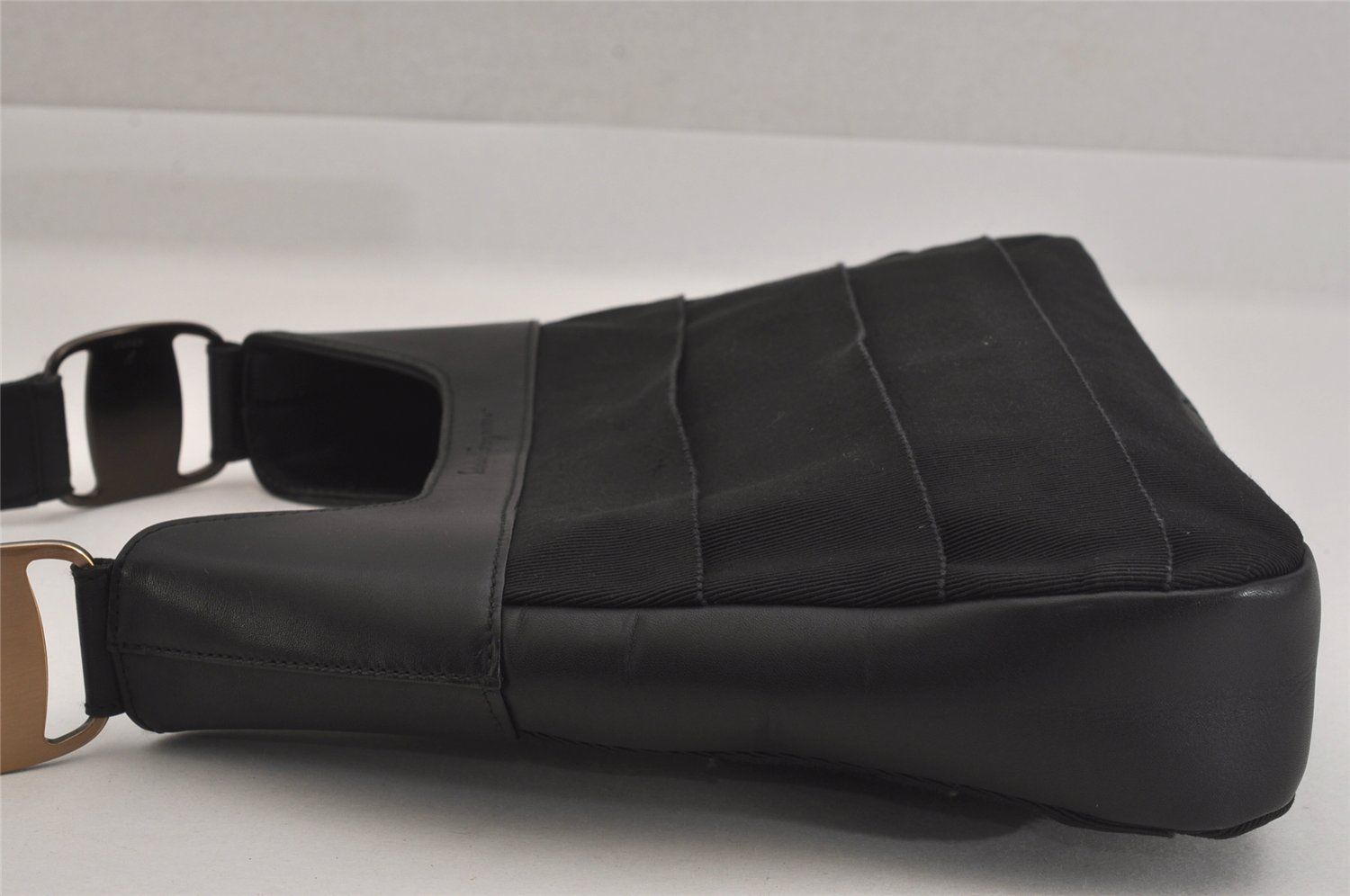 美品 サルヴァトーレフェラガモ ショルダーバッグ ナイロン レザー フェラガモ ナイロン バッグのおすすめ人気商品一覧 通販