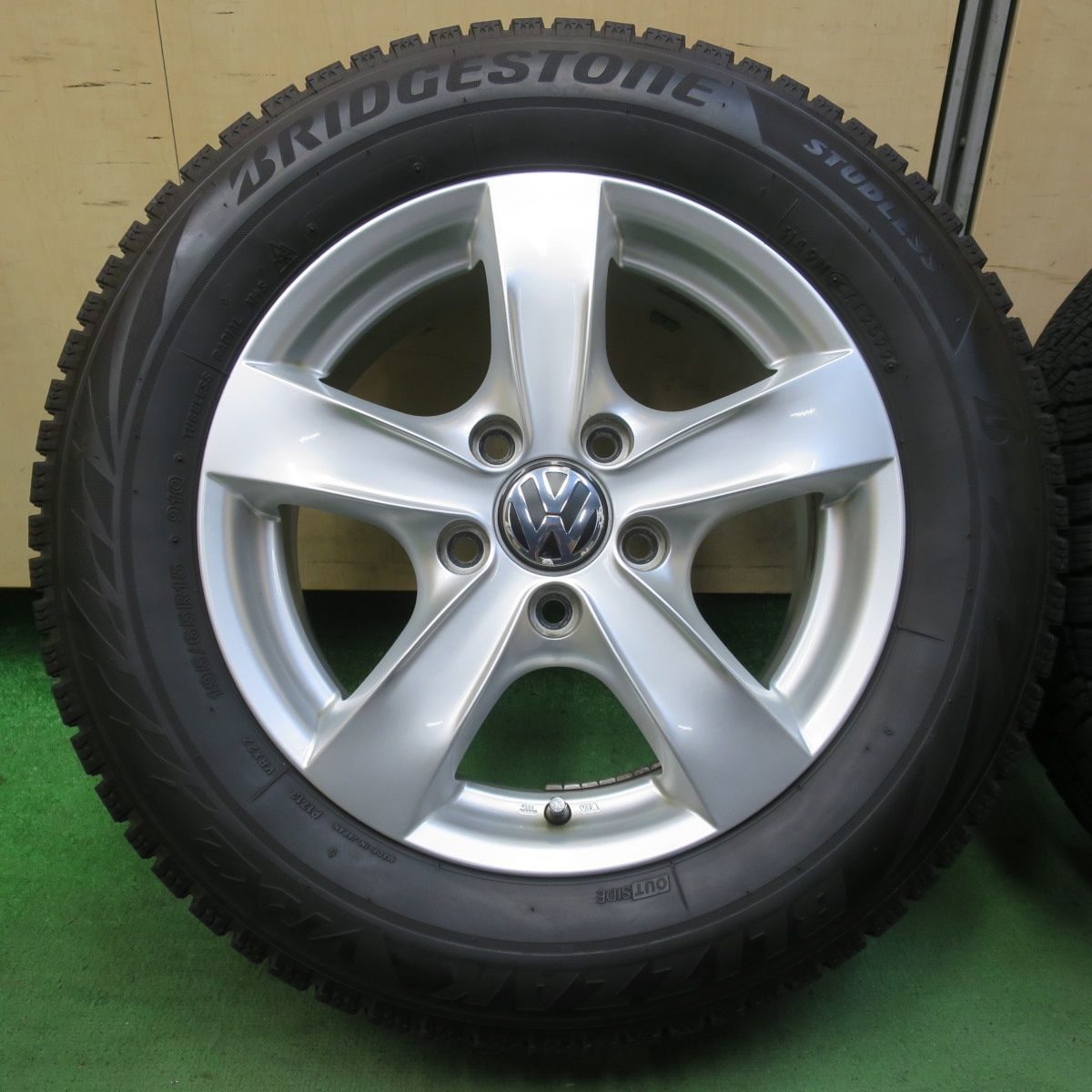 バリ溝 22年 キレイ 8.5分 ワーゲン 等 AGA TARGA 195 65R15 スタッドレス ブリヂストン ブリザック VRX2 15インチ PCD112 5H 5100606イス
