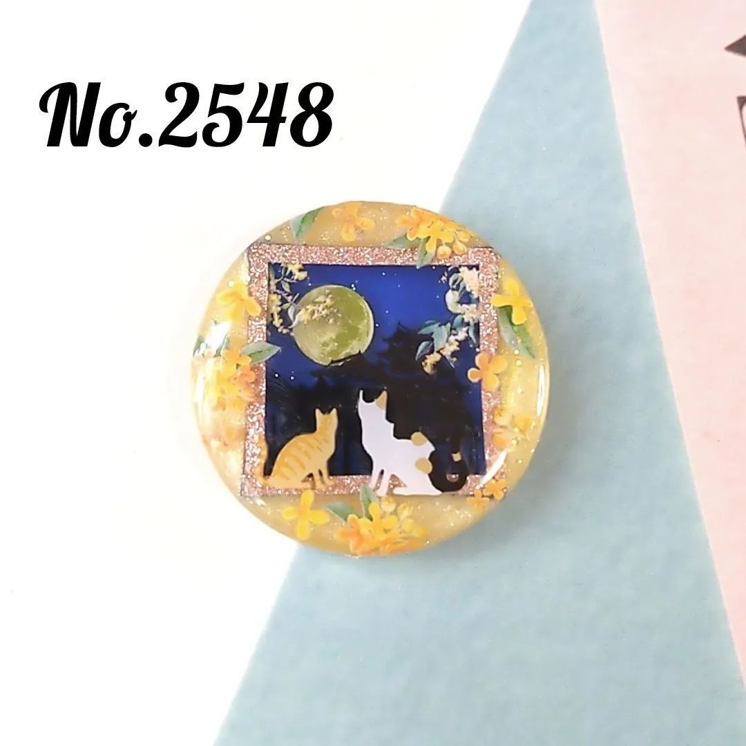 No.2547 十五夜の景色と窓際の猫 レジンチャーム - メルカリ