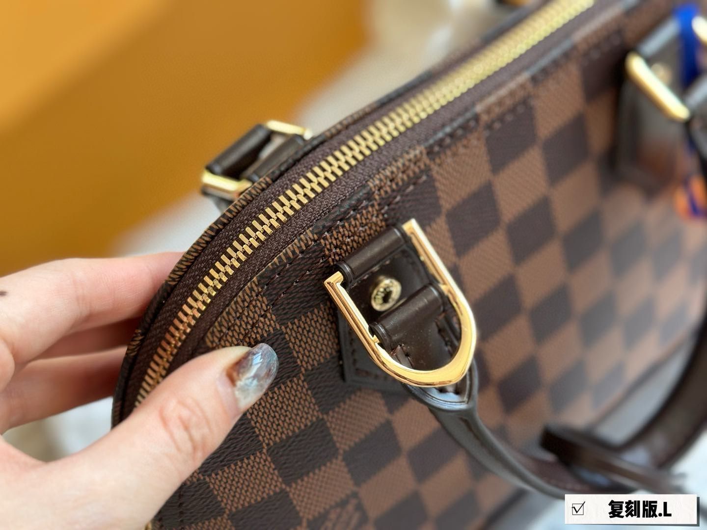 【手のひらサイズラグジュアリー】LV Micro Alma バッグチャーム アルマ バッグチャーム(レディース) - 海外通販のBUYMA