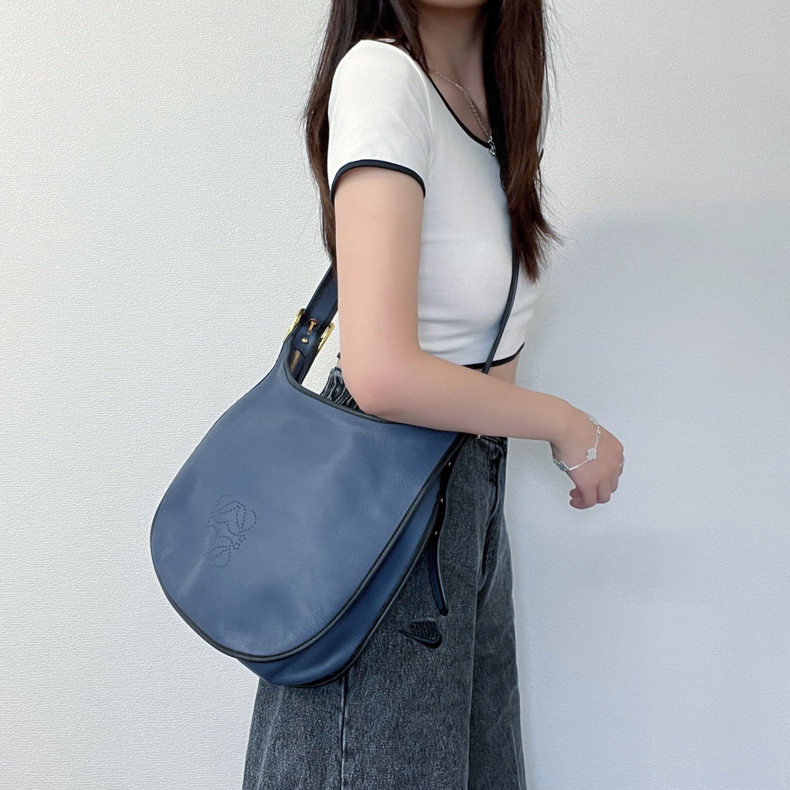 ロエベ レザーショルダーバッグ アナグラム LOEWE レディース LOEWE ロエベ アナグラム レザー ラウンド 2way ショルダーバッグ