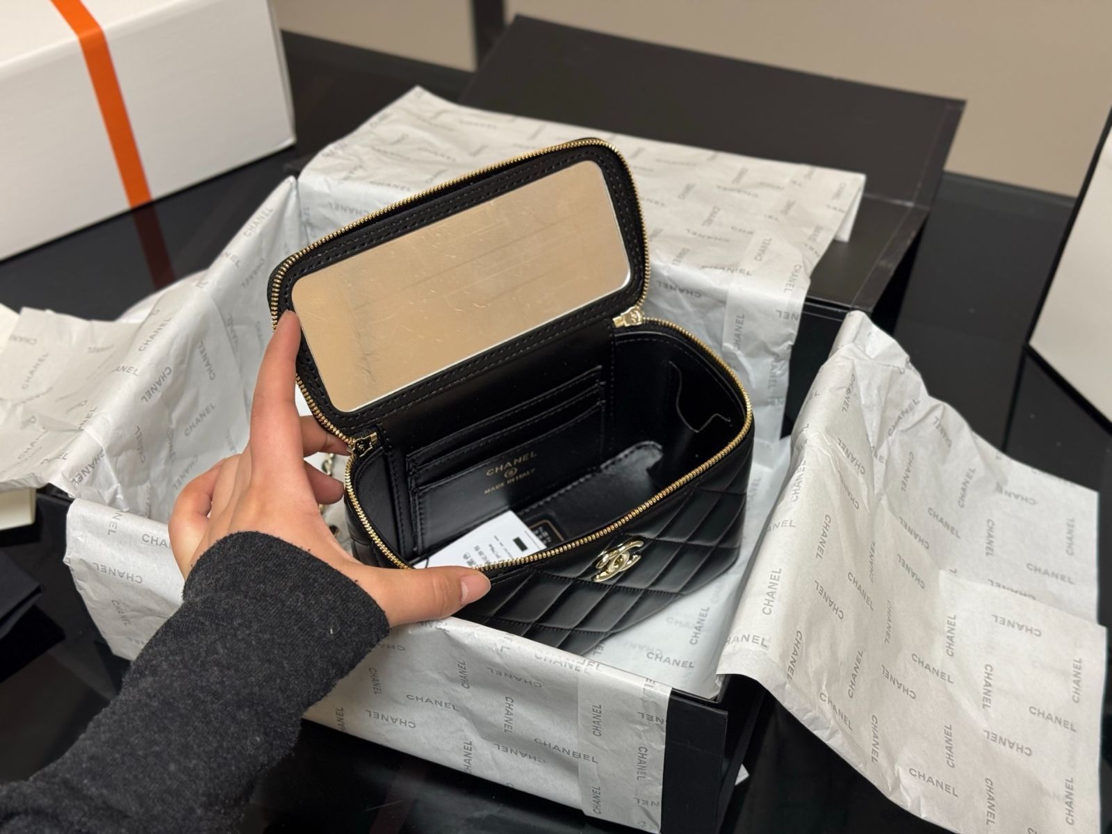 今日特価】Chanel ハンドル メイクボックス（17×11cm） - メルカリ