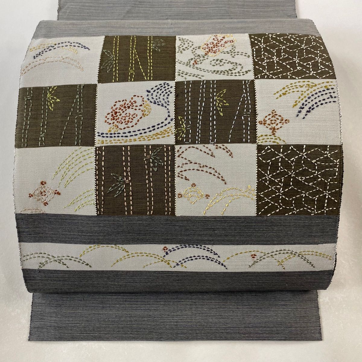 名古屋帯 秀品 八寸名古屋帯 松葉仕立て 市松 竹 刺繍 灰色 正絹