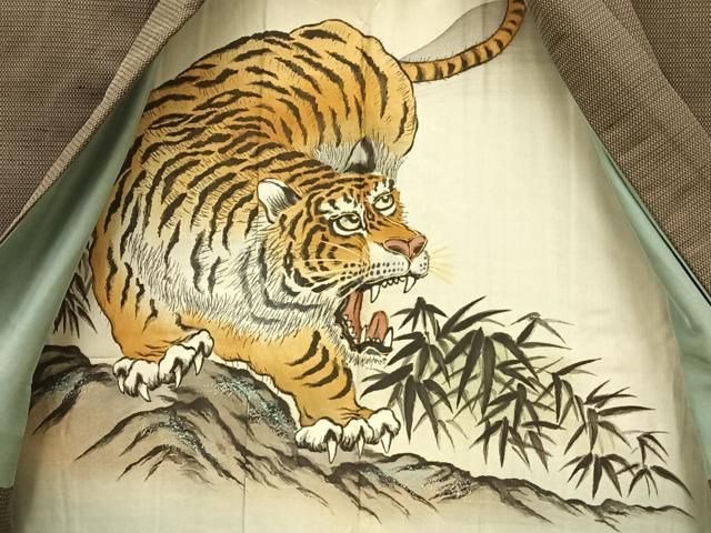 平和屋着物男性 お召 アンサンブル 亀甲文様 羽裏：虎 正絹 逸品  