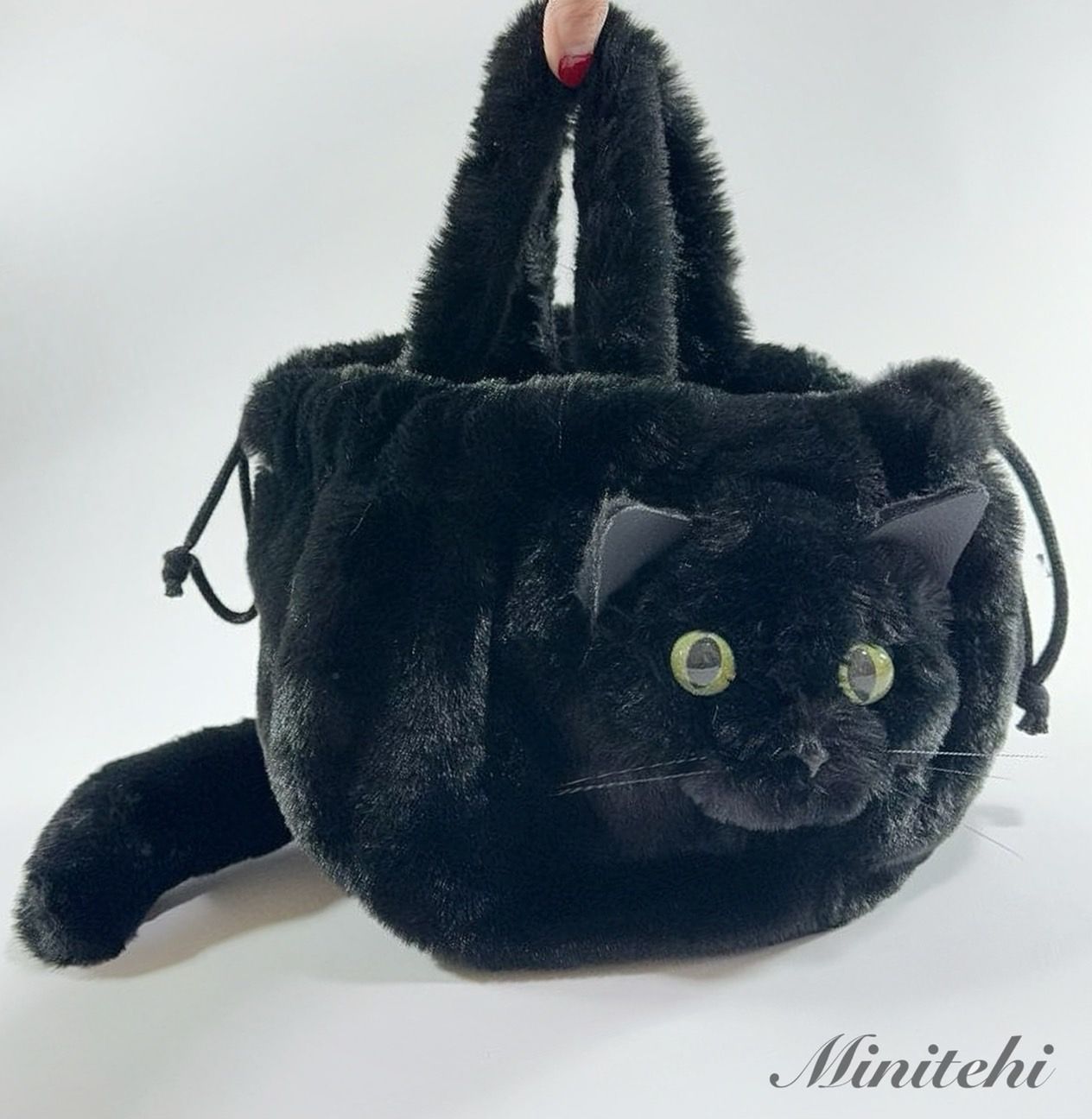 ぬいぐるみみたいな 香箱座りの黒猫さん巾着バッグ　トート　ミニショルダー　ポシェット　黒ねこ　猫雑貨　猫グッズ　リアル　ショルダーバッグ　きんちゃく