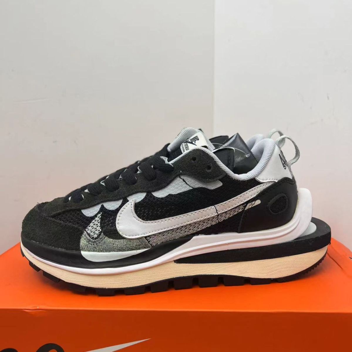 新品未使用ナイキ Sacai x Nike VaporWaffle black and white スニーカー