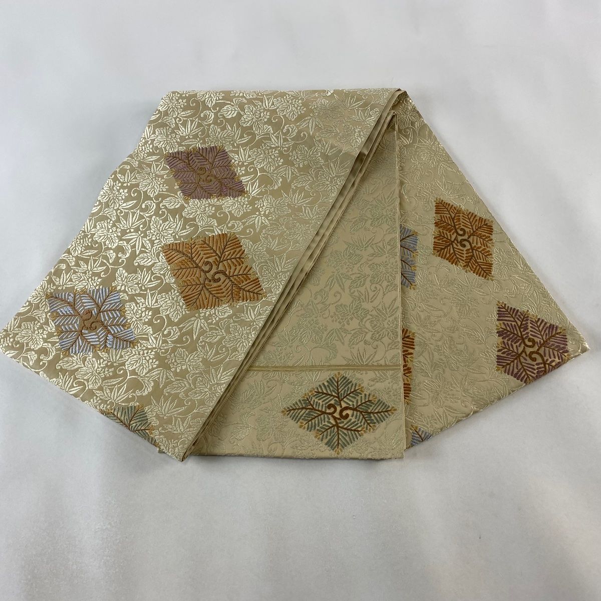 袋帯 美品 逸品 落款 山口弘躬 若松菱 桐唐草 箔 金糸 ベージュ お太鼓
