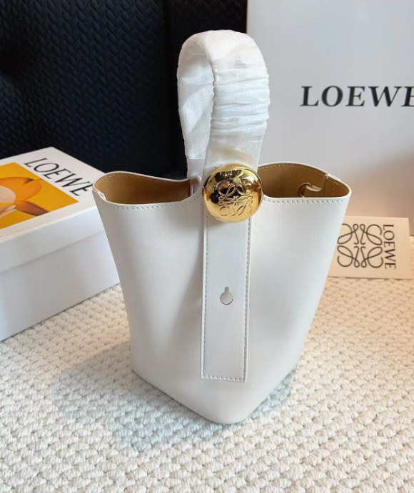 未使用 ロエベ LOEWE ペブルバケットバッグミニ 2024新作