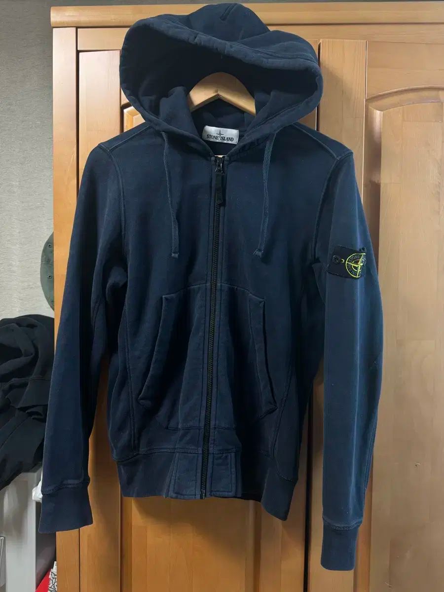 STONE ISLAND(ストーンアイランド) フード付き ジップアップパーカー