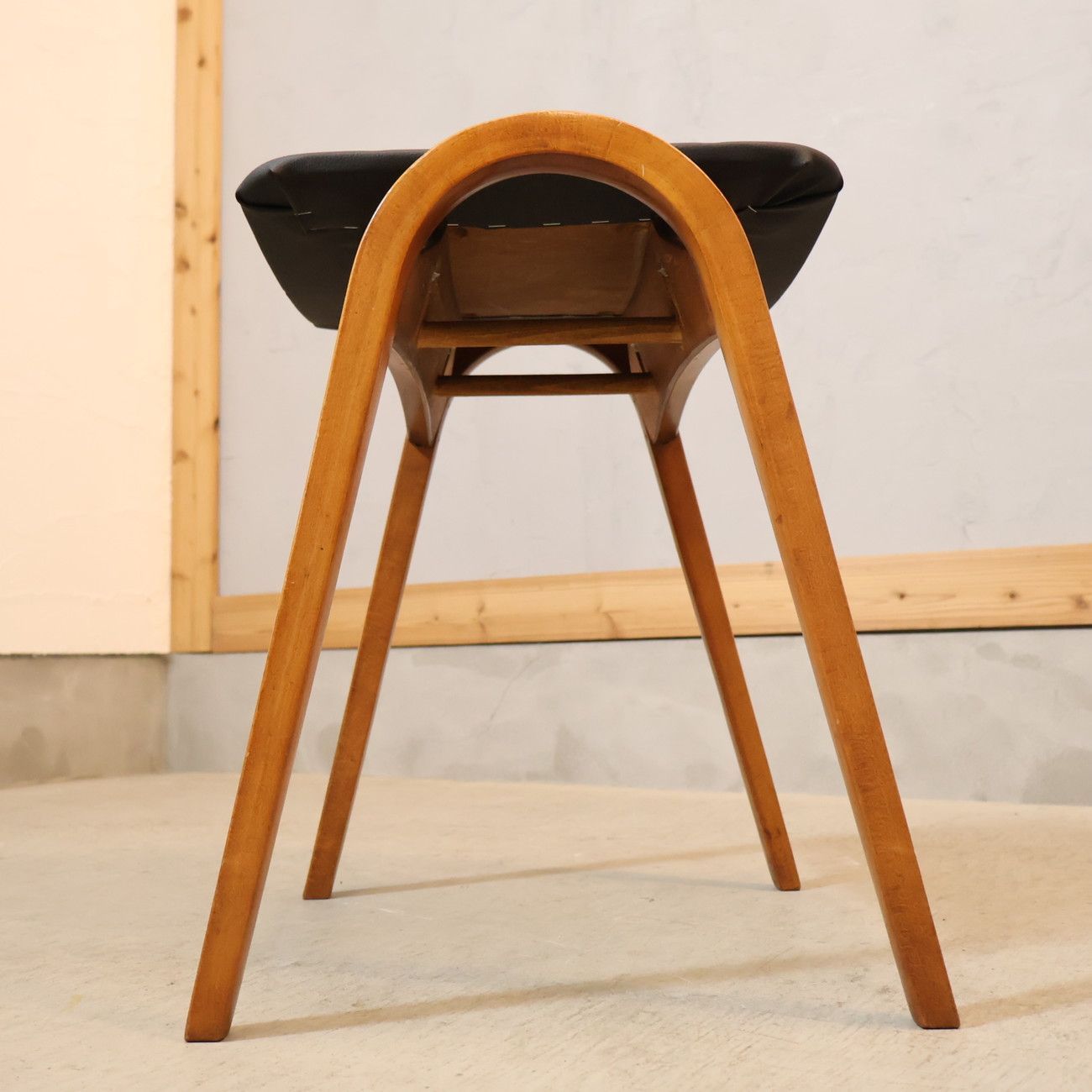 大塚家具　　剣持 勇 品　スタッキングスツール 秋田木工 剣持勇 スツール 202-R 復刻モデル スタッキング