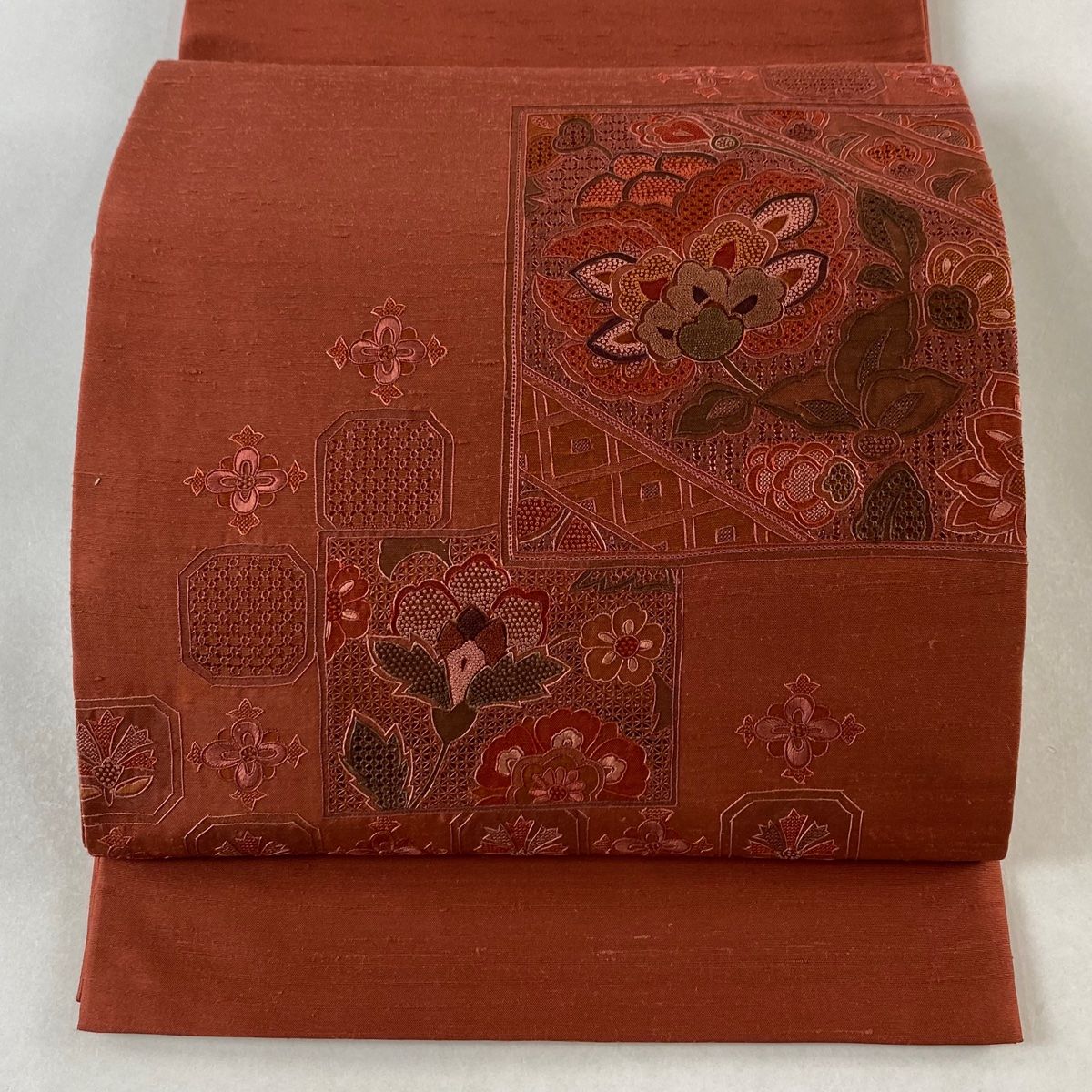 袋帯 秀品 草花 刺繍 茜色 お太鼓柄 正絹 【中古】 袋帯 草花 お太鼓柄