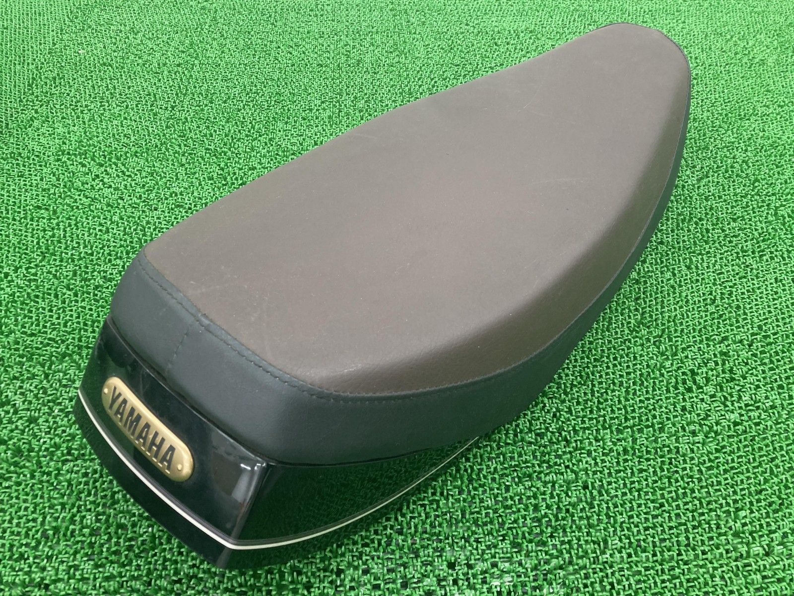 SR400 シート 1JR-308*** ヤマハ 純正 バイク 部品 1JR 1995年式外し シートカウル 品薄 希少品 安心ノーマル 【中古】 7 バイク SR400 シート 1JR-308*** ヤマハ 純正 バイク 部品 1JR 1995年