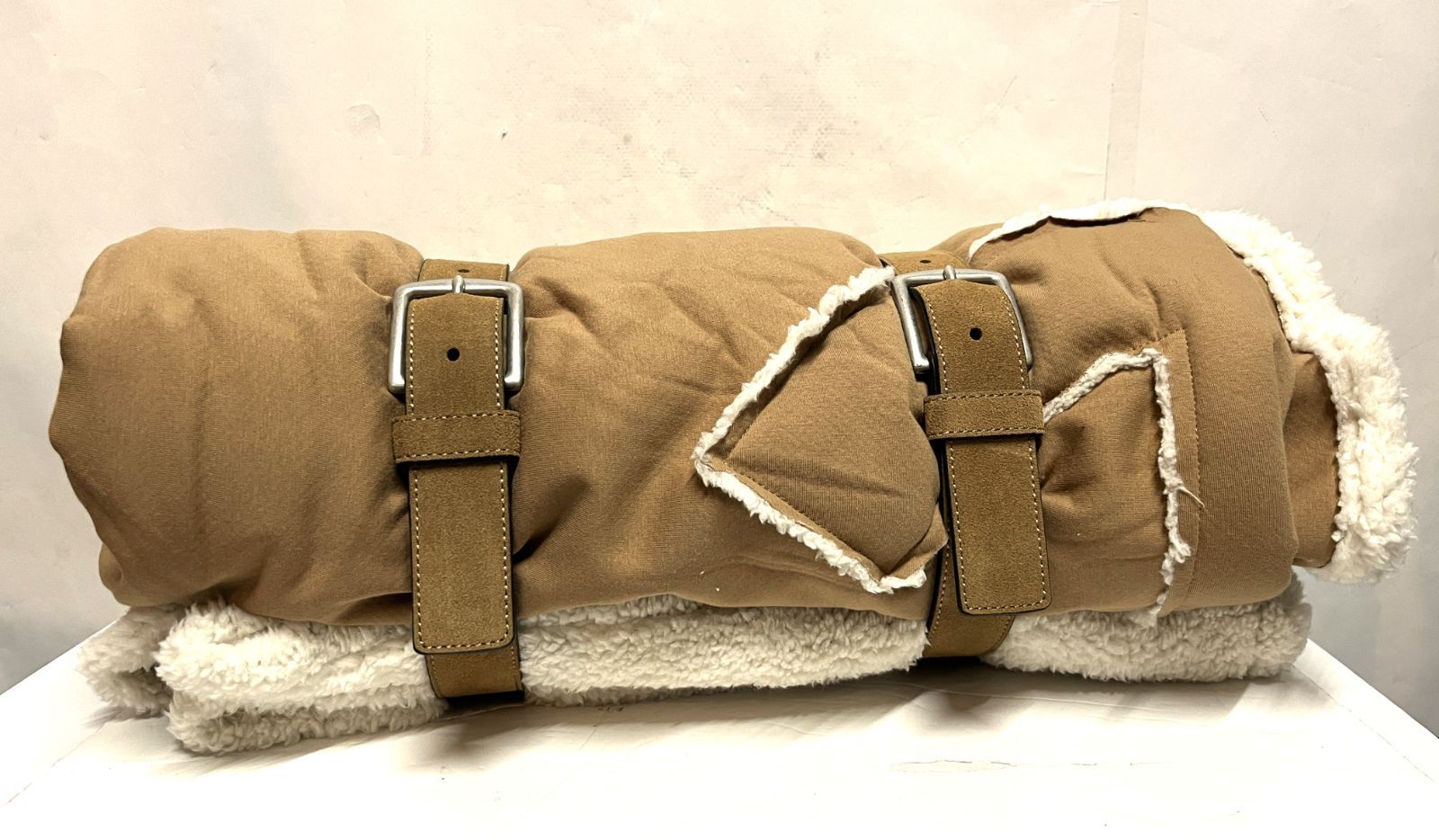 UGG ×