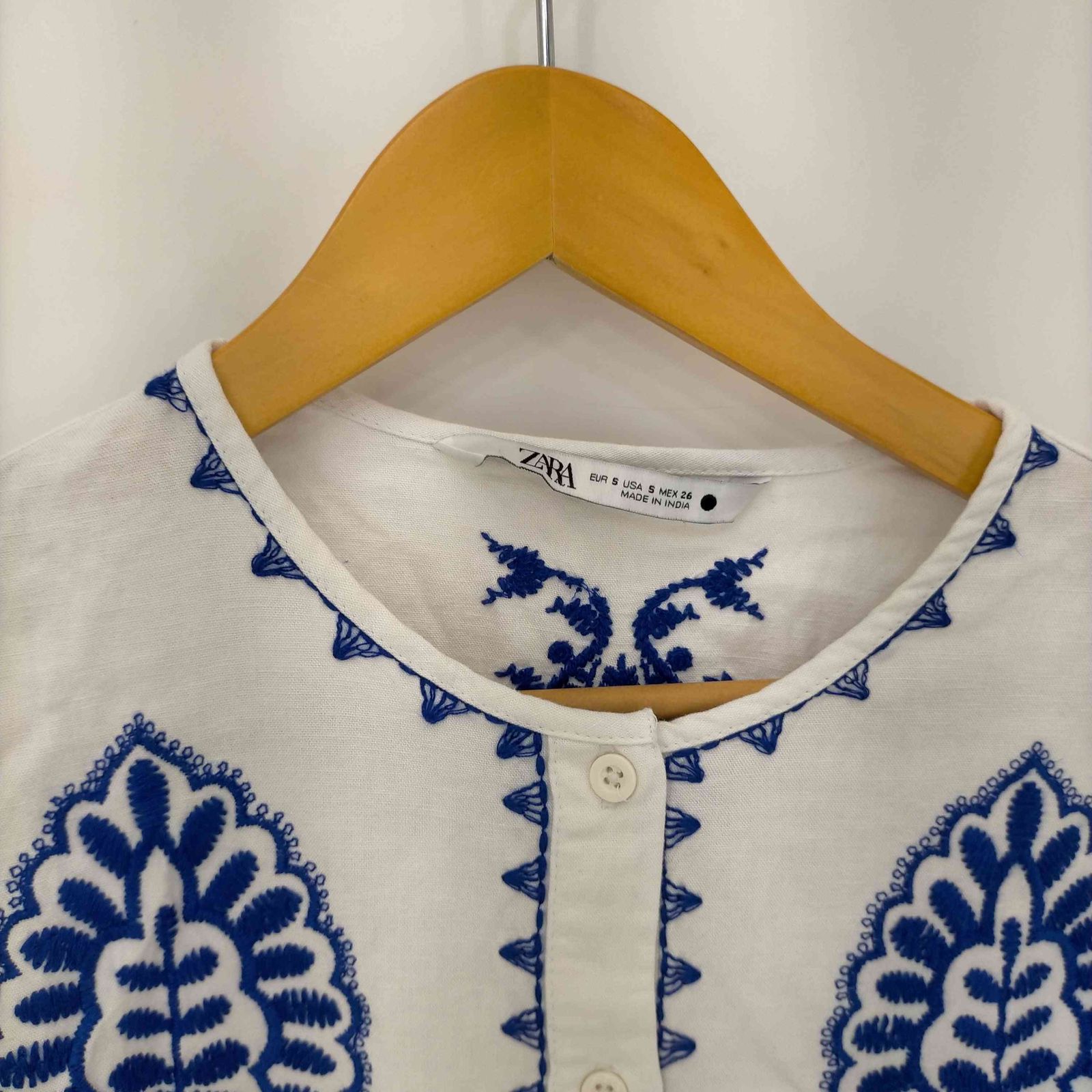 ZARA ザラ コントラスト刺繍シャツ XLサイズ 完売品 コントラスト刺繍シャツ - ホワイト/ブラック | ZARA Japan / 日本