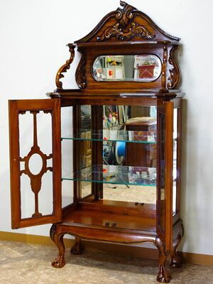 展示商品アウトレット 品です ブンガワンソロ オリビアキャビネット アンティーク調家具 マホガニー材家具 キャビネット ショーケース アンティーク ガラスキャビネット 木製 マホガニー アンティーク調 おしゃれ リビングボード 棚