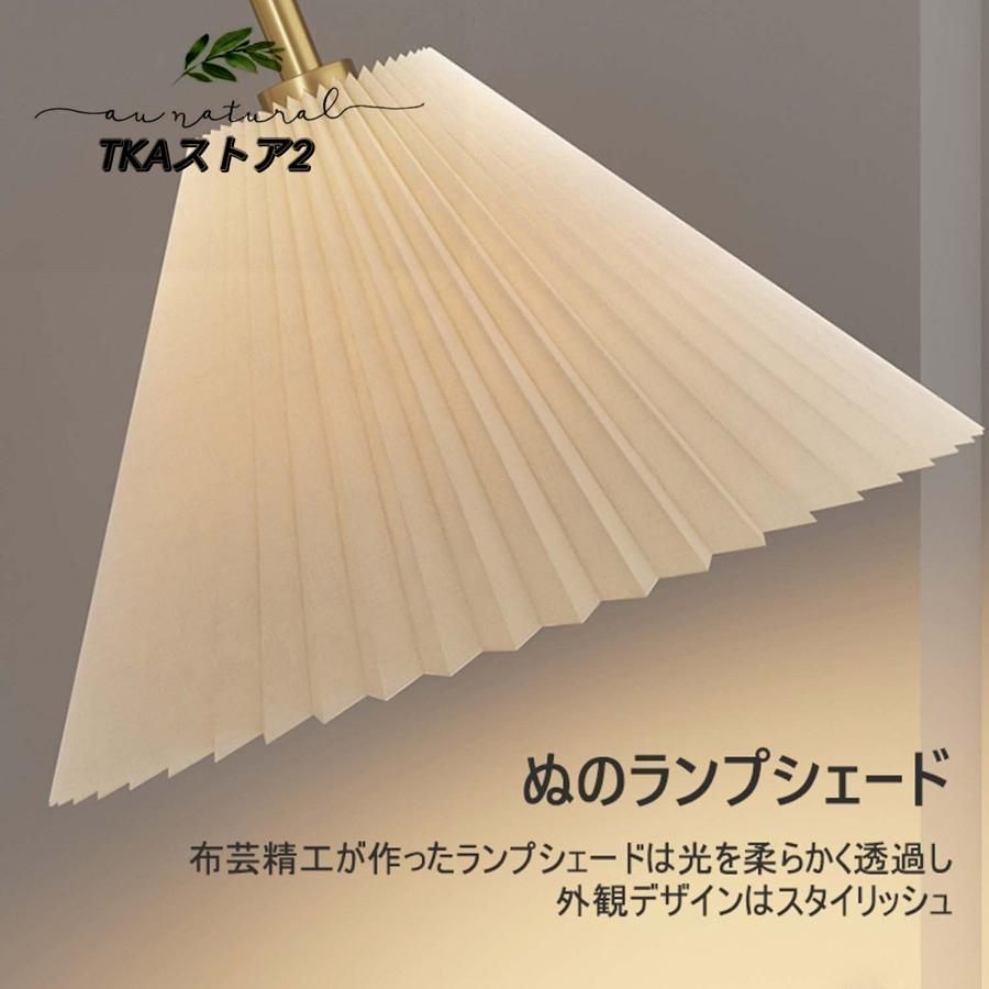 間接照明 木製のテーブル付き