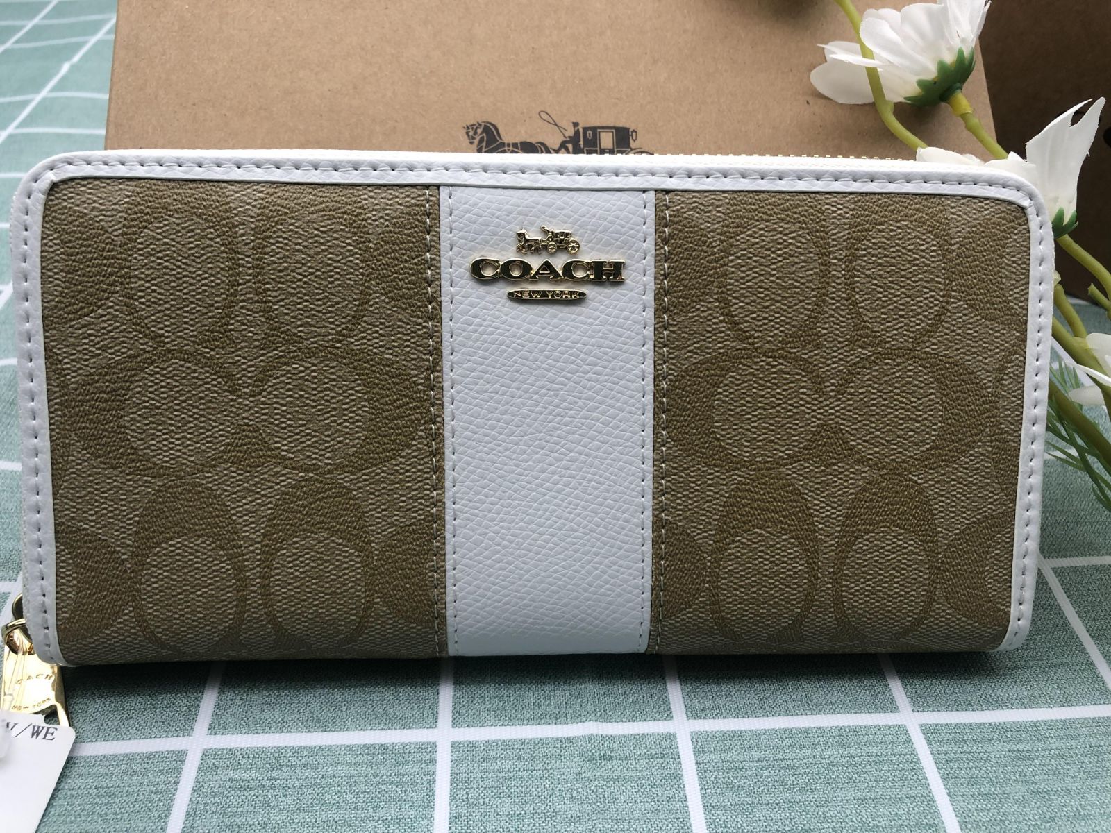 コーチCOACH 長財布  財布 新品未使用 クーポン配布 ロゴ シグネチャー ストラップ付き レザー ズック プレゼント スリム ギフト ウォレット ホワイトレディースCC307