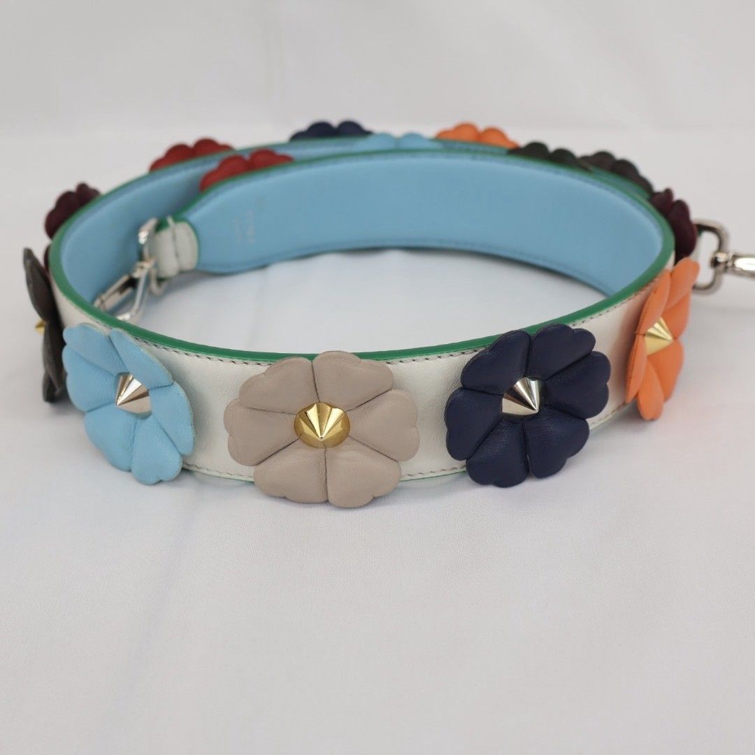 FENDI フラワーアップリケ ショルダーストラップ 8AV077 9YT ホワイト ブルー マルチカラー ゴールド-シルバー金具 カーフスキン
