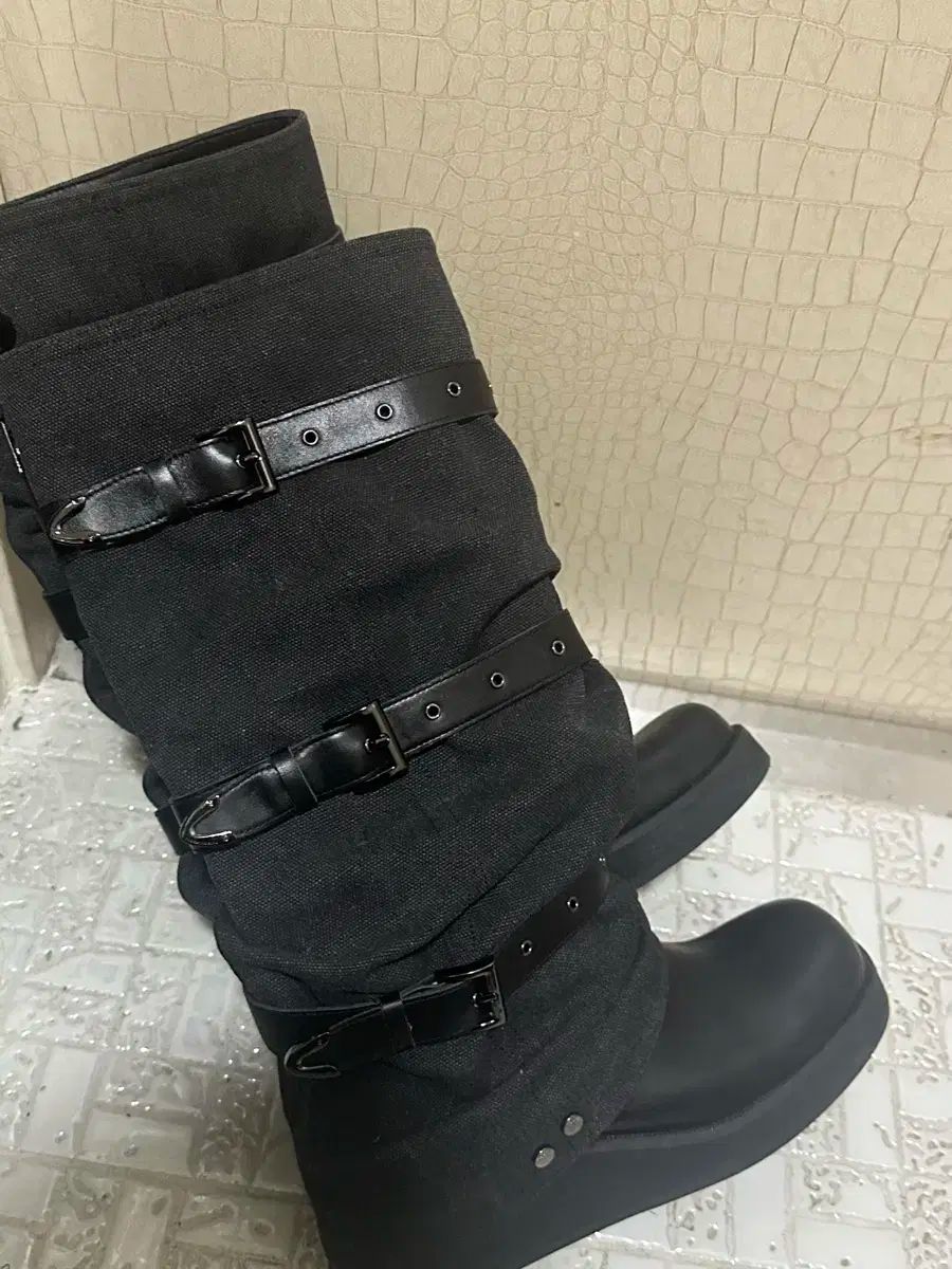 トリミングバード しわ ベルト付き ロングブーツ 235