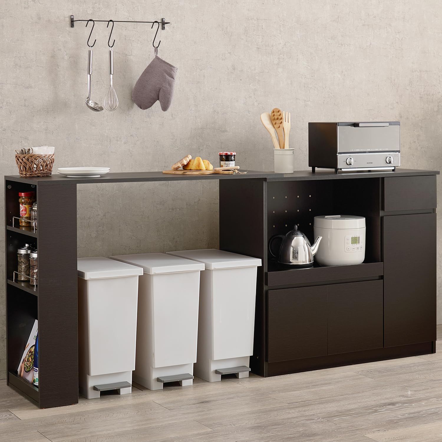 商品 萩原 キッチンカウンター 伸縮式 食器棚 レンジ台 幅 104~178 cm で 伸縮 できる コンセント付 スライドレール付 扉収納 奥行 40 高さ 83.5 ダークブラウン VKS-7144DBR