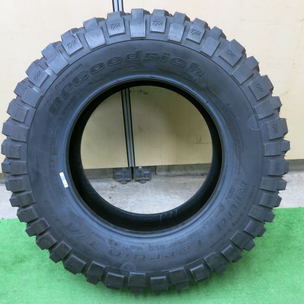 *送料無料* 未使用！22年★255/75R17 111/108Q BFグッドリッチ Mud-Terrain T/A KM2 17インチ JEEP  ジープ ラングラー プラド等★4070502ナノタ