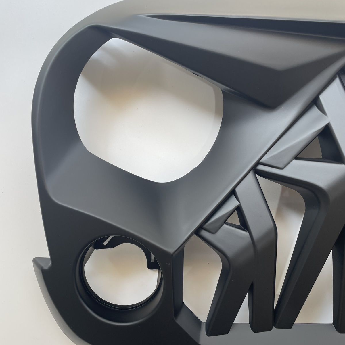 ジープ 牧馬人 JK 2007〜2017年対応 フロントグリル 野馬スタイル カスタムグリル マットブラック ABS製 FFCRYSTALESIA_COM