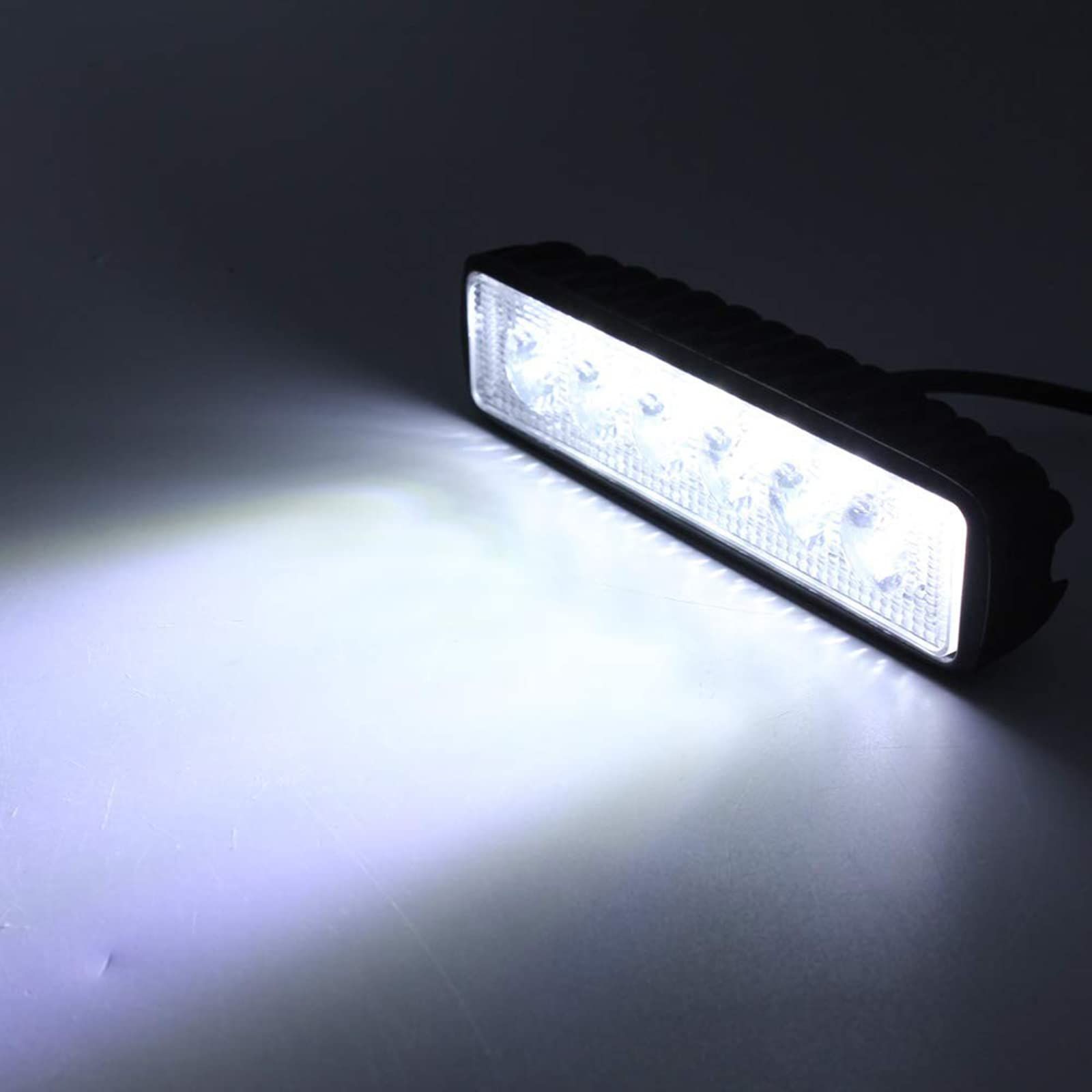 人気商品】LEDバーライト 12-30V対応 防水 防塵 LEDライトバー 12V/24V オフロード・機械・自動車・トラック用品 6連 車外灯 集魚灯  18W 駐車場灯 作業車 LED作業灯 重機 船舶 ワークライト 前照灯 サーチライト LED 汎用作業 - メルカリ