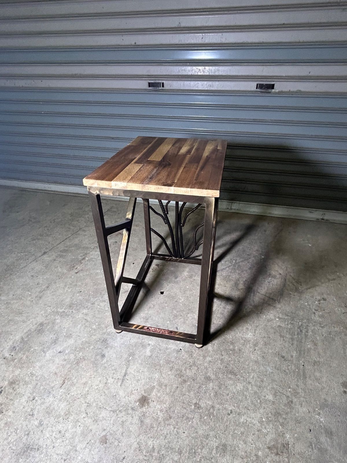 ASE 鉄筋でを表現したサイドテーブル