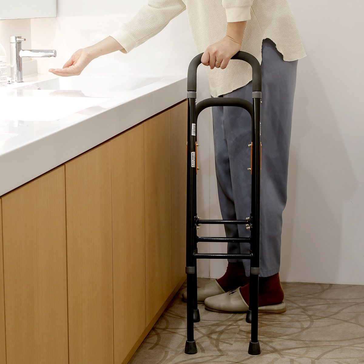  杖 手すり 立ち上がり 補助手すり 折りたたみ 軽量 多脚杖 非課税 2段 約 高さ70～85 cm 補助 つかまり立ち 介護用品 ステッキ 室内用 アルミ 介助用 立ち上がり補助手すり 介護 手すり 歩行補助 転倒防止